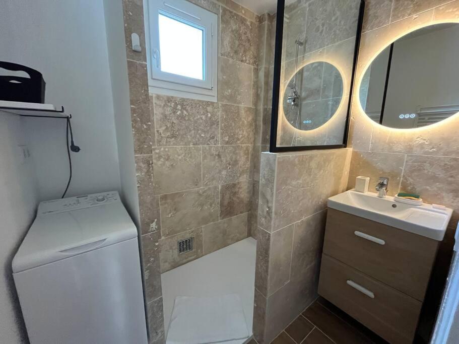 a small bathroom with a sink and a shower at « L’Hilo » Appart 4 Personnes À 250 m de la Plage in Varaville