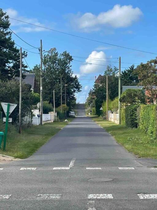 an empty road in a residential neighborhood with at « L’Hilo » Appart 4 Personnes À 250 m de la Plage in Varaville
