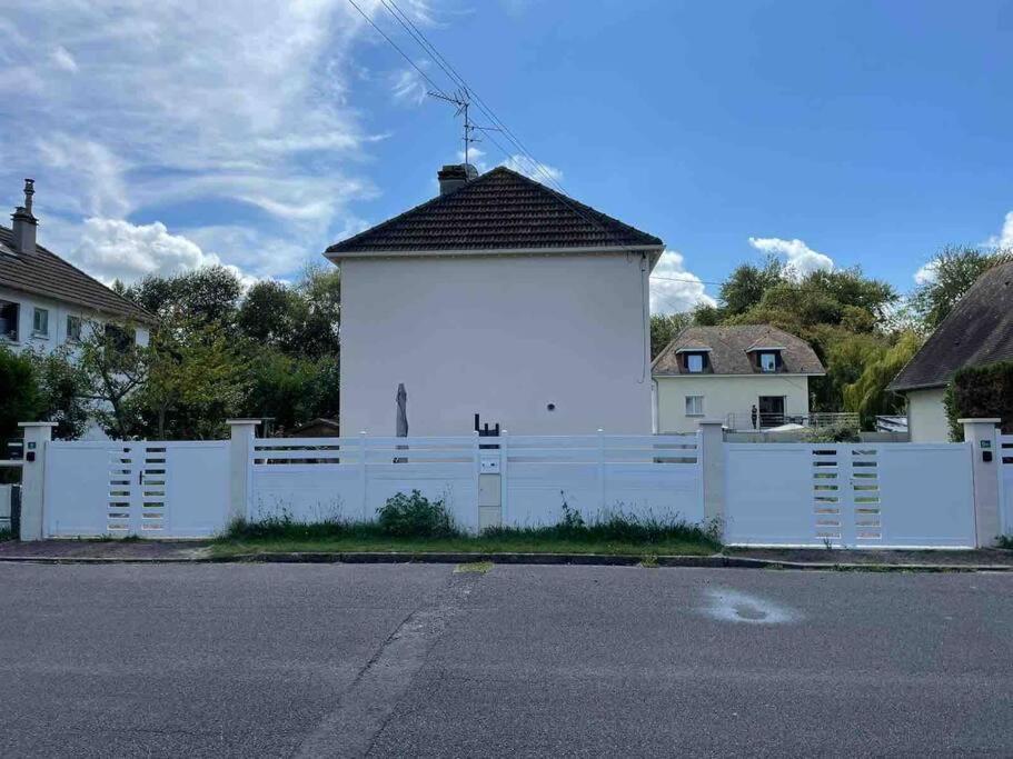 a white fence with a white building behind it at « L’Hilo » Appart 4 Personnes À 250 m de la Plage in Varaville