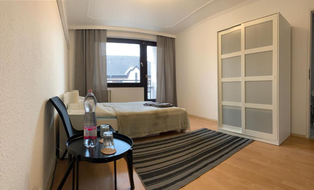 Habitación de hotel con cama, mesa y ventana en Charming Private Rooms in a Great Location, en Budapest