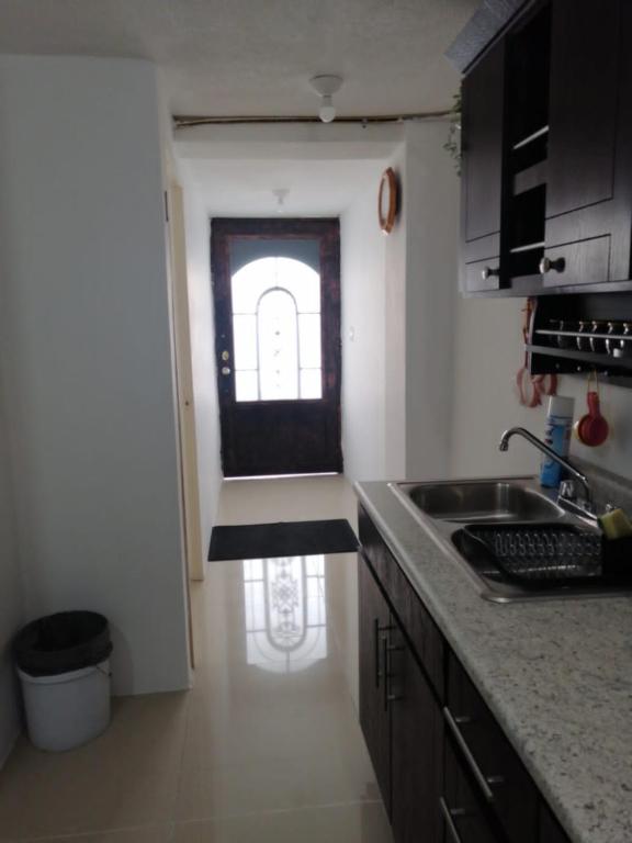 eine Küche mit einem Waschbecken und einem Fenster in der Unterkunft (6)Cuarto ideal para descansar. in Tlazcalancingo