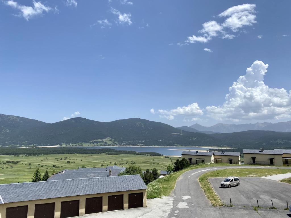 Vue sur un bâtiment avec une route et un lac dans l'établissement Studio Les Angles, 2 pièces, 4 personnes - FR-1-758-3, aux Angles