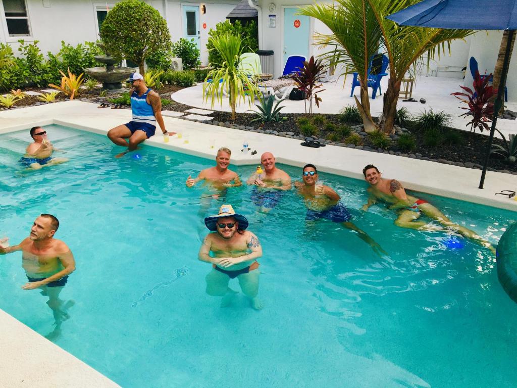 un grupo de personas en una piscina en The Agustin Guesthouse - Men Only Clothing Optional en Fort Lauderdale