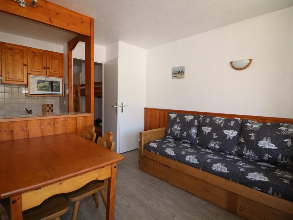 un salon avec un canapé et une table dans l'établissement Studio Confortable · Près des pistes et commerces · Balcon Sud · Animaux acceptés - FR-1-502-504, à Tignes