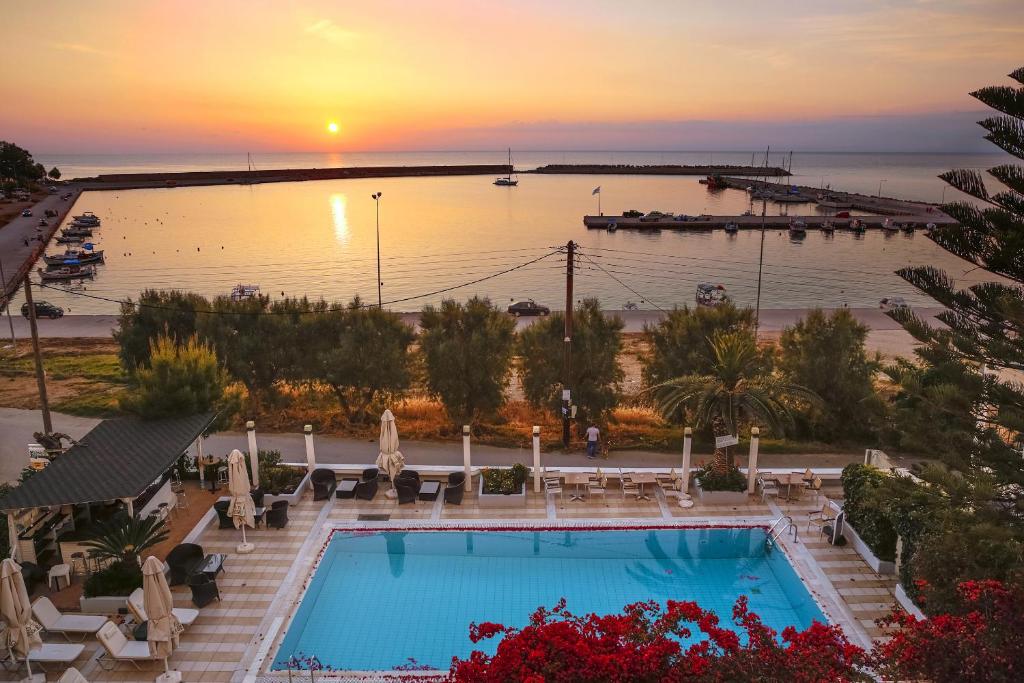 Bazén v ubytování Kyparissia Beach Hotel nebo v jeho okolí