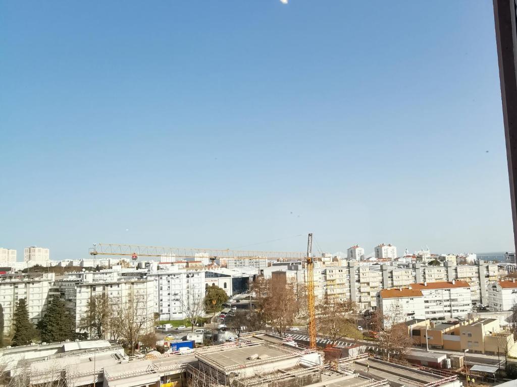 uma vista da cidade a partir de uma janela em Forts em Lisboa