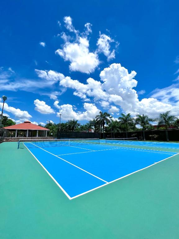 a tennis court with a blue tennis court at Copantl Hotel & Convention Center in San Pedro Sula