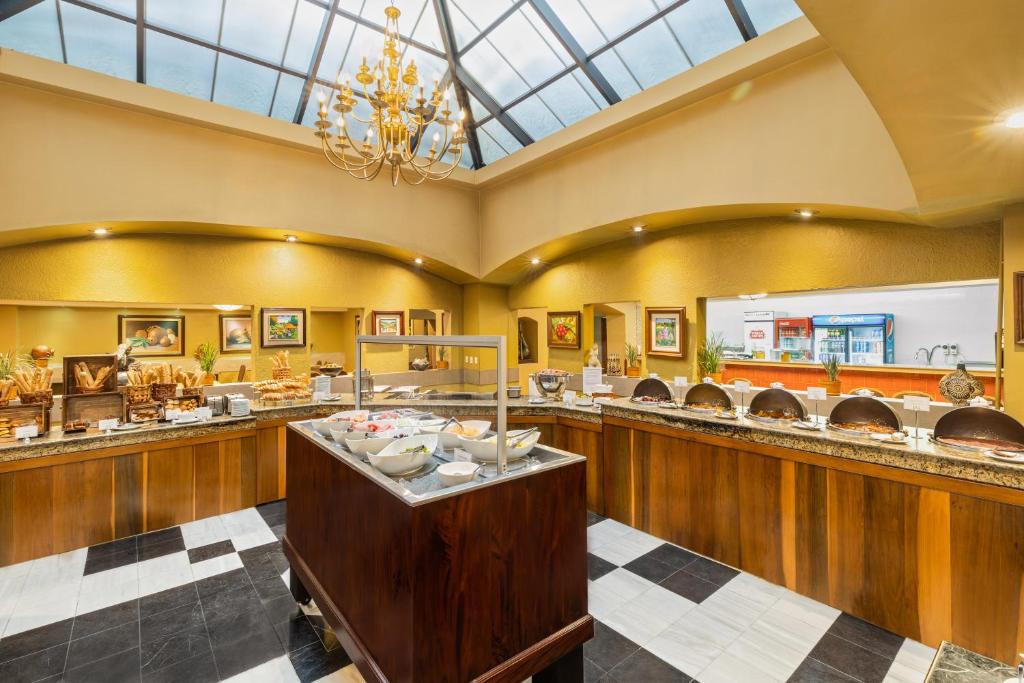 a large room with a buffet in a restaurant at Copantl Hotel & Convention Center in San Pedro Sula
