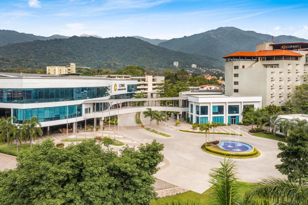 an overhead view of a building with a courtyard at Copantl Hotel & Convention Center in San Pedro Sula