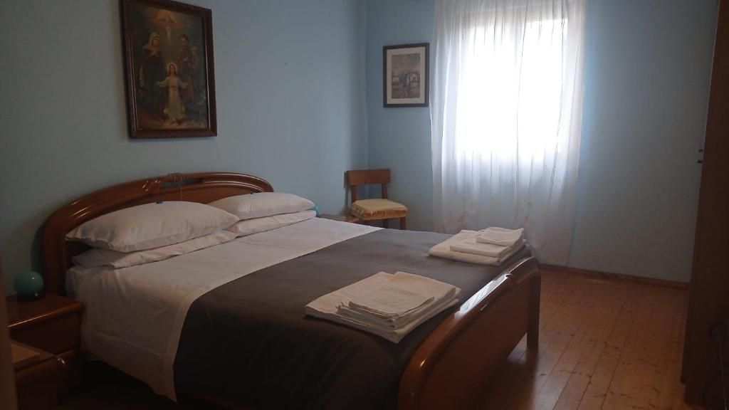 a bedroom with a bed with two towels on it at Antica Corte da Edi in San Daniele del Friuli