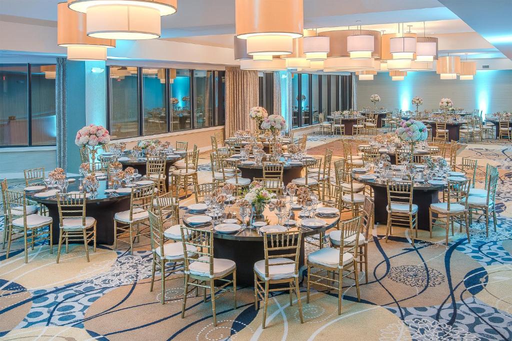 Restaurace v ubytování Crowne Plaza Princeton - Conference Center by IHG