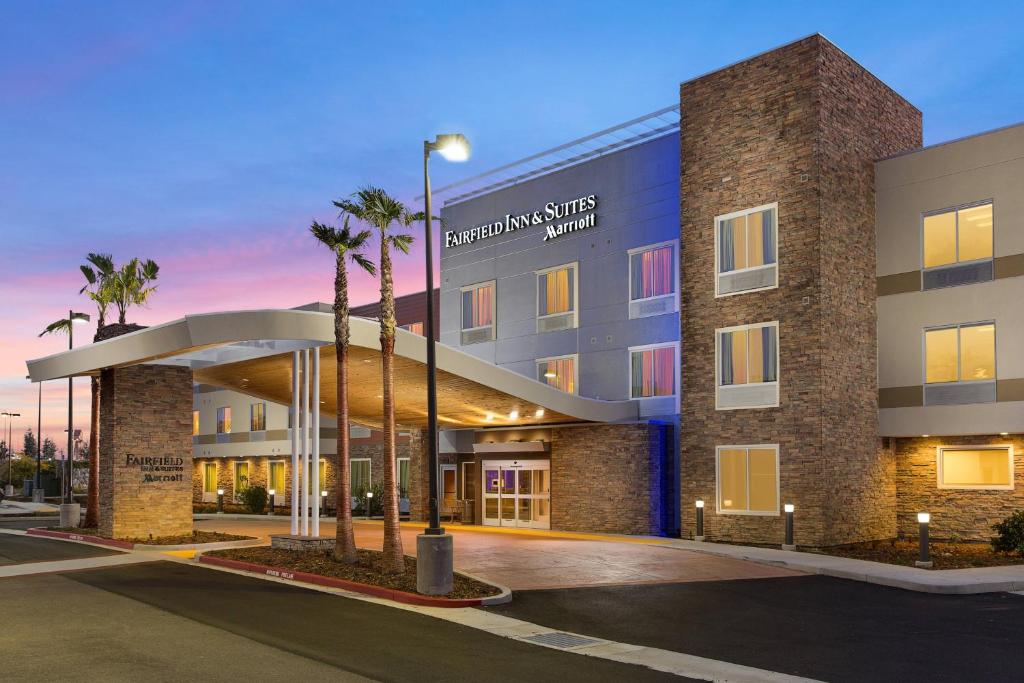 Fairfield Inn & Suites by Marriott Sacramento Folsom في فولسوم: واجهة المبنى