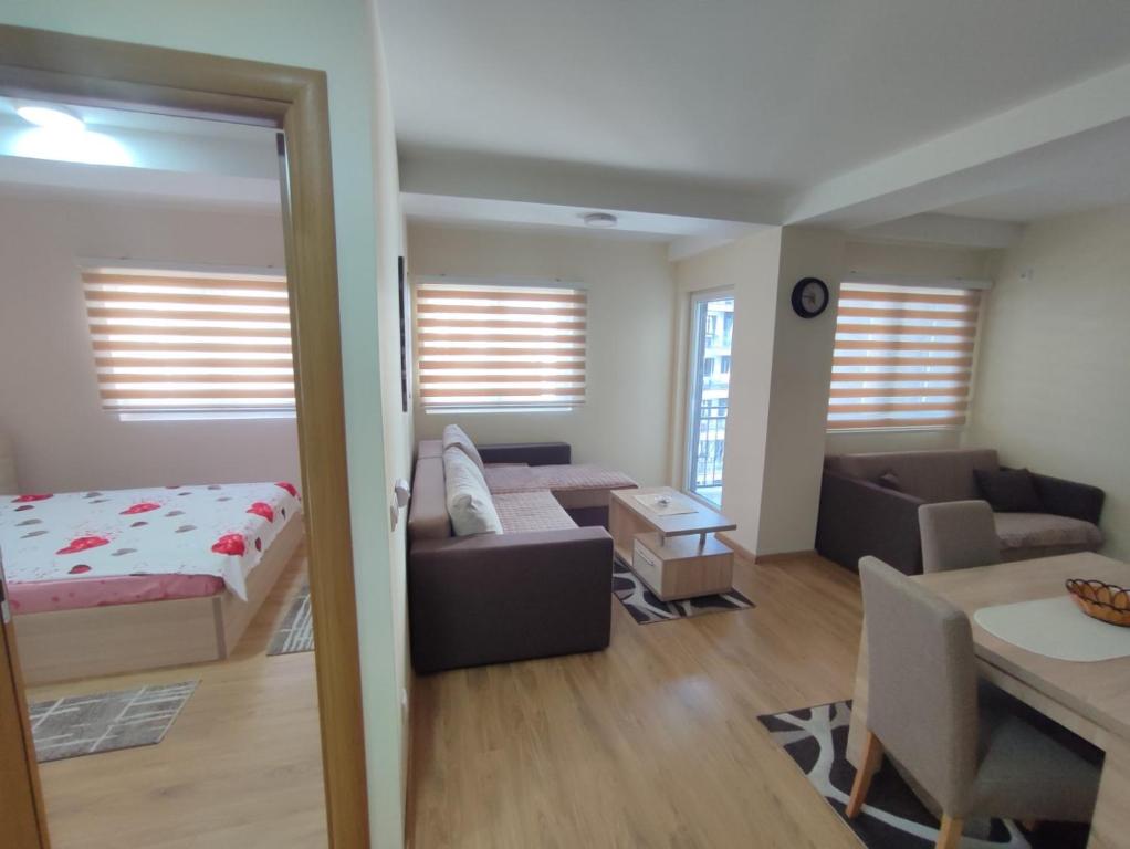 茲拉蒂博爾的住宿－Apartman Zlatibor，客厅配有床和沙发
