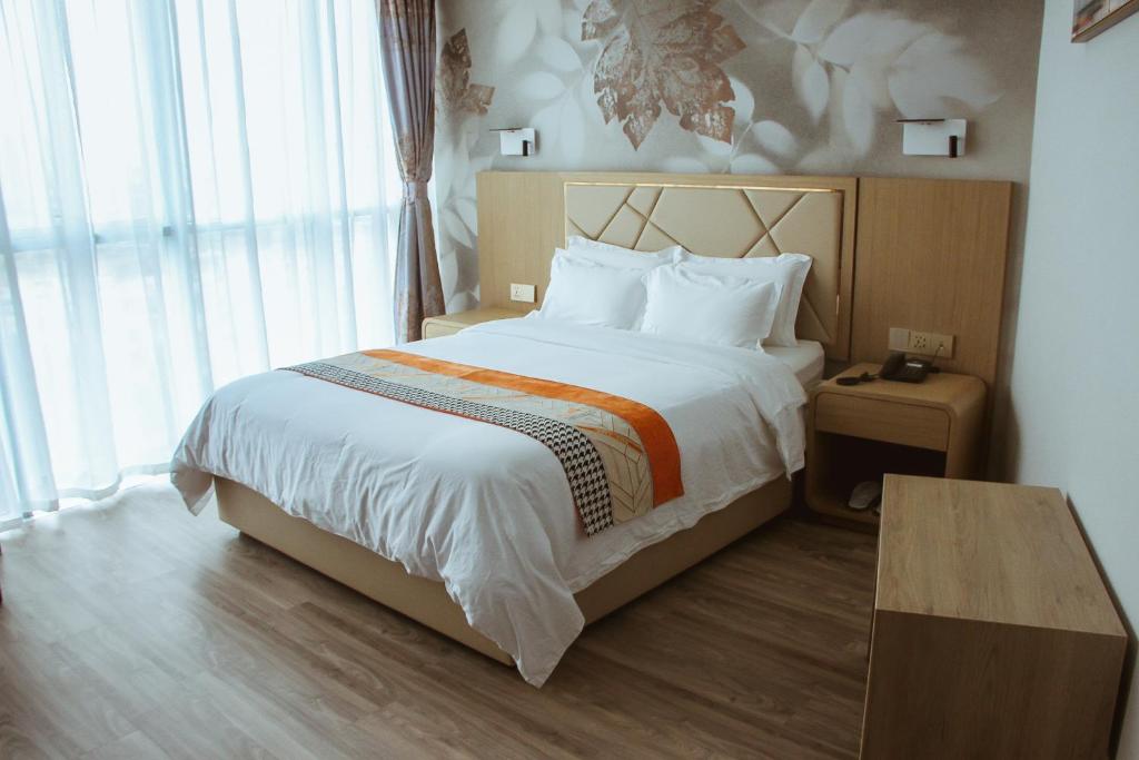 Ένα ή περισσότερα κρεβάτια σε δωμάτιο στο Gold Source Hotel