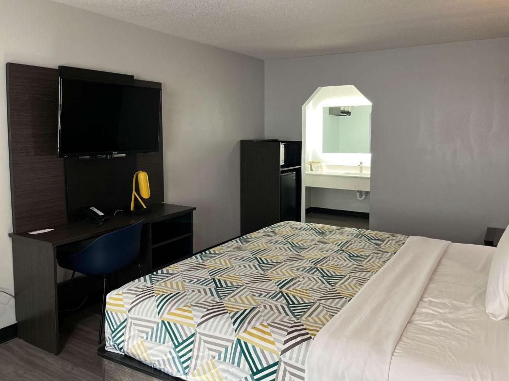 Motel 6-Lafayette, IN - Deluxe King Room - Non-Smoking