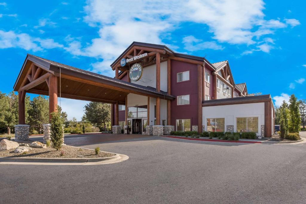 um grande edifício vermelho com um relógio em Best Western Northwest Lodge em Boise