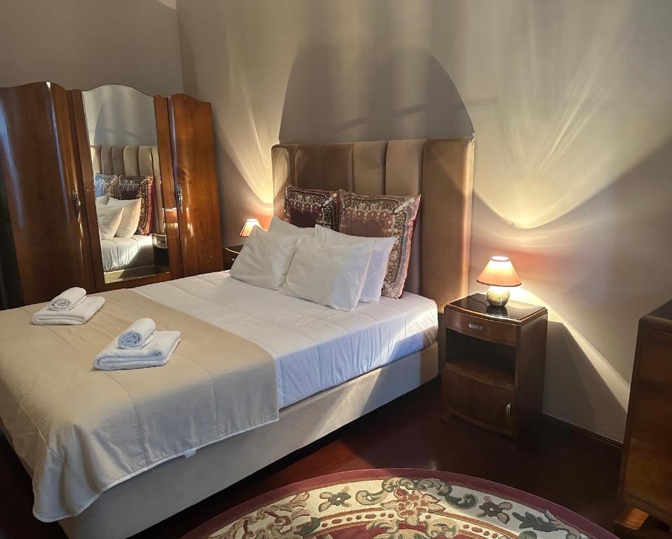 Habitación de hotel con cama con espejo en Azor International House, en Ponta Delgada