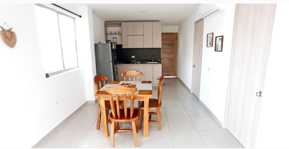 cocina con mesa y sillas en una habitación en Apartamento 201 Palmar de los vientos, en San Bernardo del Viento