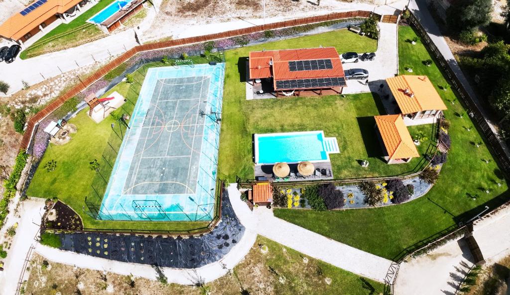 widok na basen w ogrodzie w obiekcie Villa Ramiro w mieście Celorico de Basto