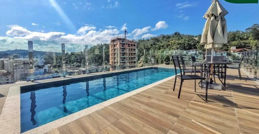 Kolam renang di atau dekat dengan Charmoso Apartamento ao lado da OKTOBERFEST e Vila Germânica!