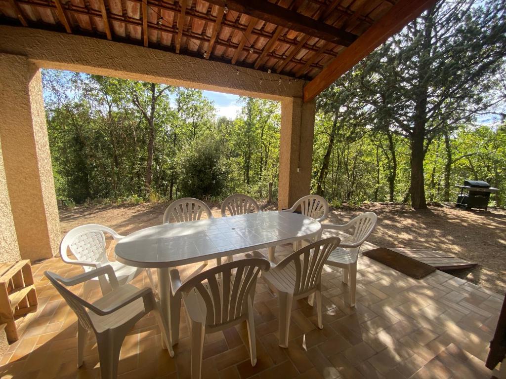 un tavolo e sedie su un patio con griglia di Villa la Commanderie a Pontevès