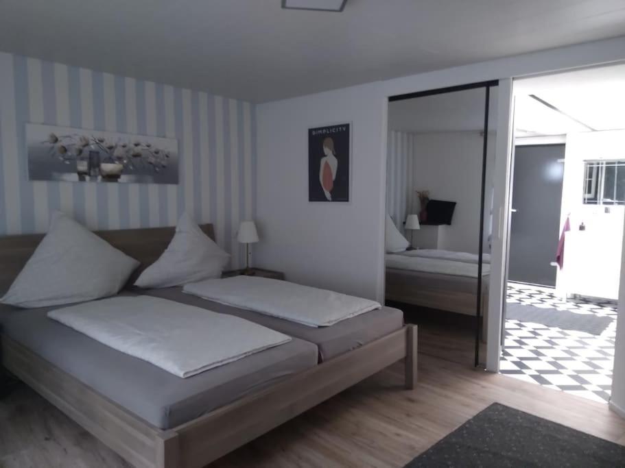 - une chambre dotée d'un lit avec des draps blancs dans l'établissement 100 Stufen über dem Rhein, à Oberwesel