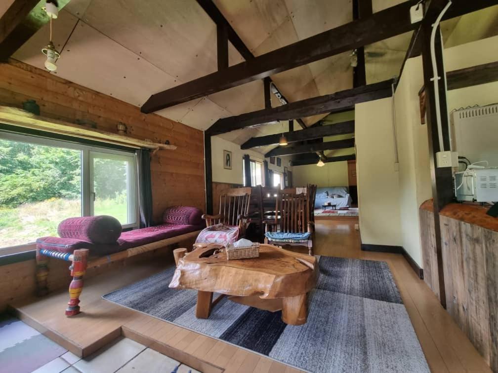 - un salon avec un canapé et une table basse dans l'établissement Bears House, à Furano