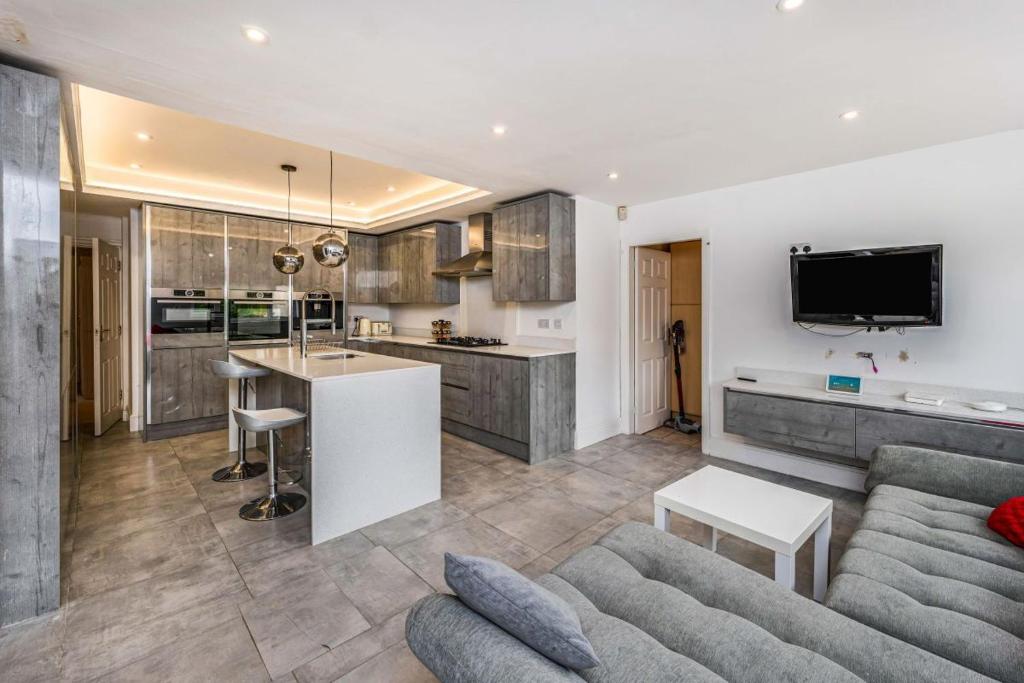 Spacious Luxury Retreat with Private Driveway Smoker Friendly, Nottingham (updated prices 2024)