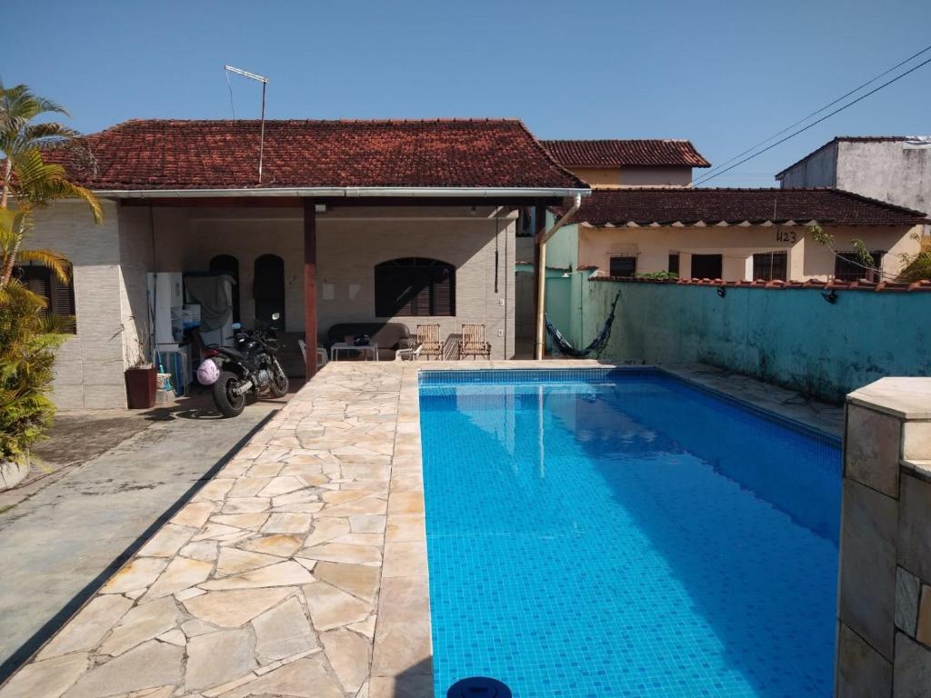 una piscina davanti a una casa di Casa da San a Mongaguá