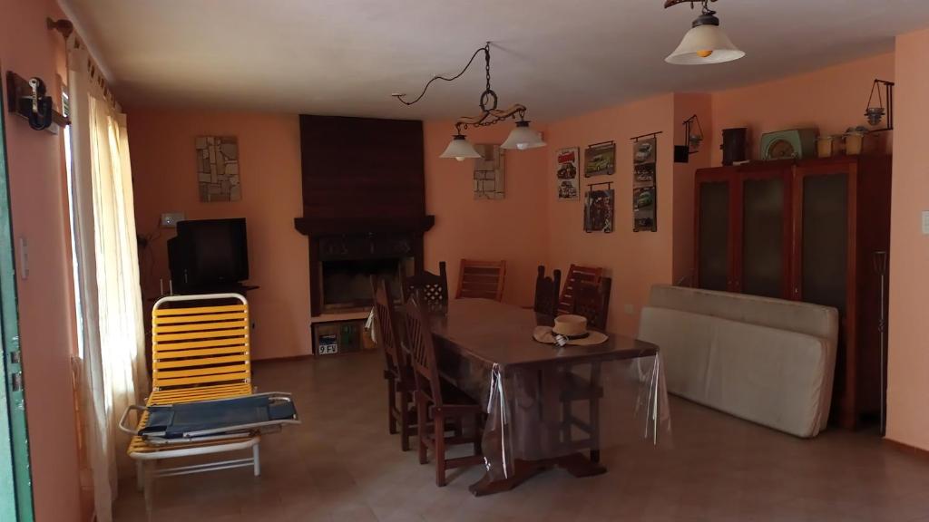 sala de estar con mesa de comedor y sillas en Los Nietos en San Nicolás de los Arroyos