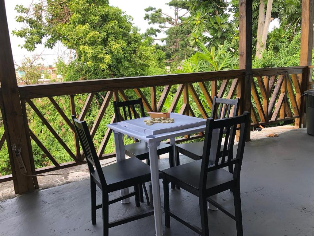 Balkón nebo terasa v ubytování Vieques Good Vibe Guest House