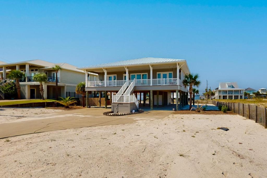 une maison sur la plage à côté d'une plage dans l'établissement Gulfside Bliss, à Navarre