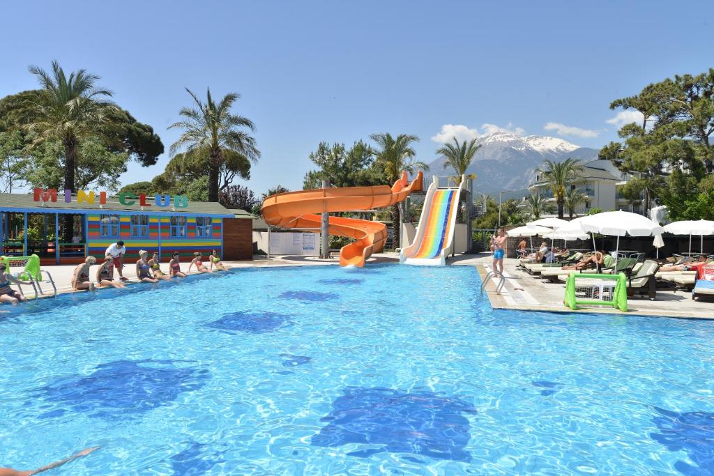 Bazén v ubytování Lucida Beach Hotel - Ultra All Inclusive nebo v jeho okolí