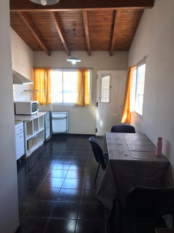 a kitchen with a table and chairs in a room at Ruta del vino Alojamientos in Maipú