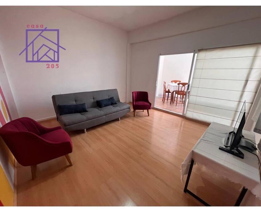 ein Wohnzimmer mit einem Sofa und einem Tisch in der Unterkunft Casa 205 in Tlaxcala de Xicohténcatl