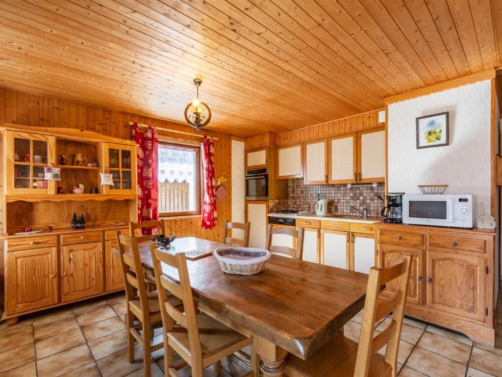 une cuisine avec une table et des chaises en bois dans l'établissement Charmant Appartement 2 Pièces aux Gets - 6 Pers, Proche Centre, Terrasse, Casier à Ski - FR-1-671-22, aux Gets