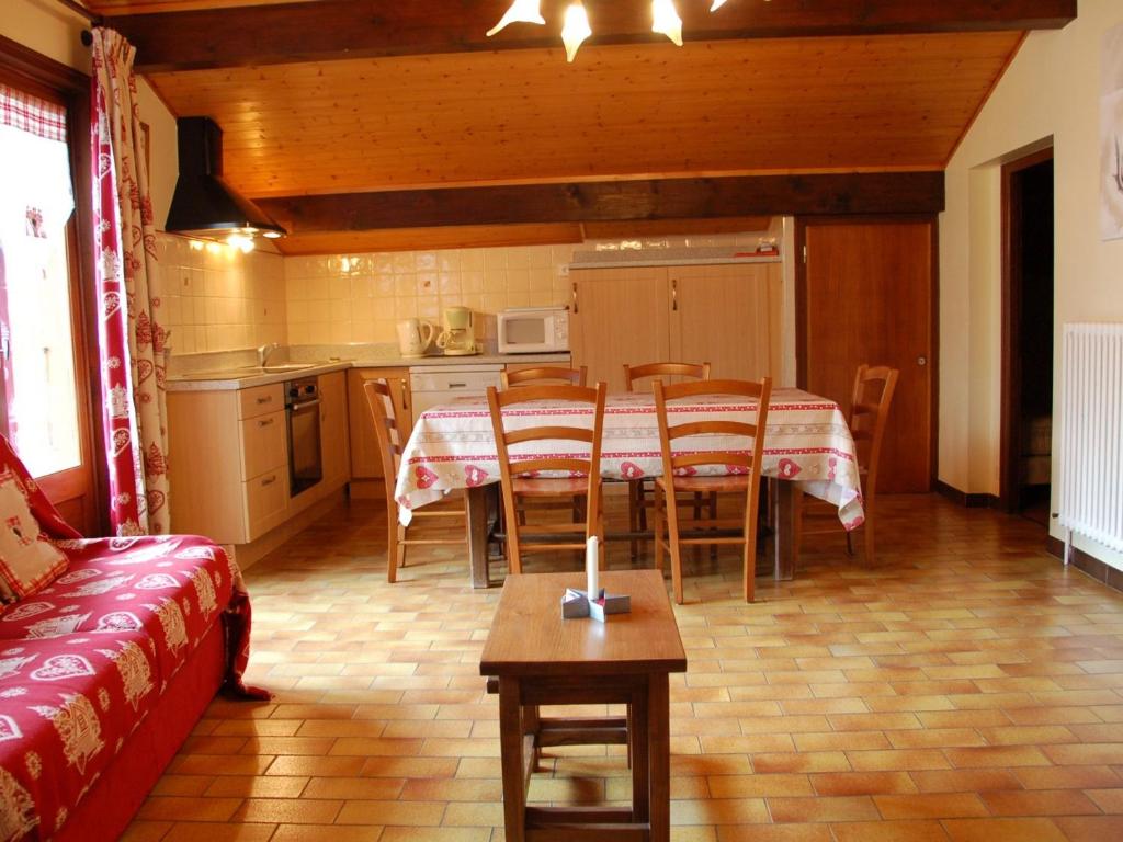 een keuken en eetkamer met een tafel en stoelen bij Appartement Les Gets, 2 pièces, 5 personnes - FR-1-671-15 in Les Gets