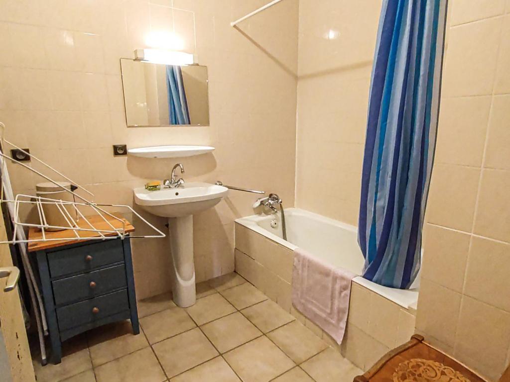 a bathroom with a sink and a toilet and a tub and a sink at Appartement Les Gets, 3 pièces, 5 personnes - FR-1-671-25 in Les Gets