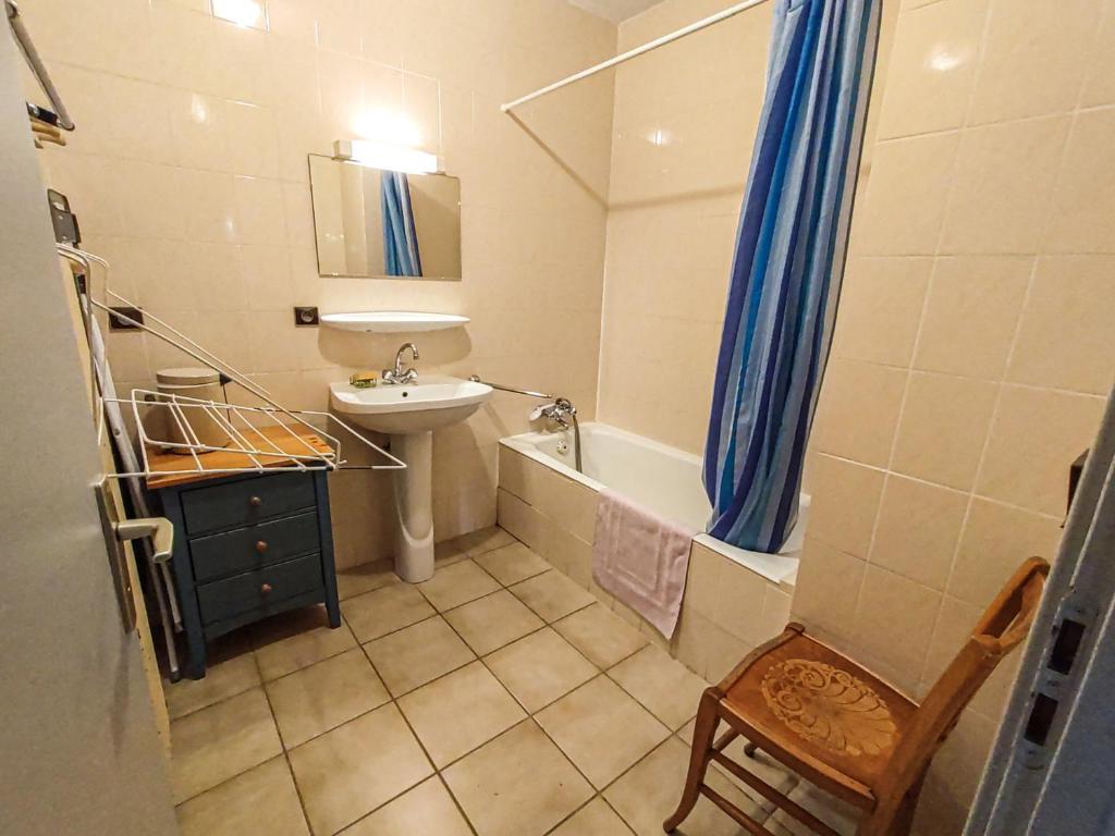 a bathroom with a sink and a toilet and a shower at Appartement Les Gets, 3 pièces, 5 personnes - FR-1-671-25 in Les Gets