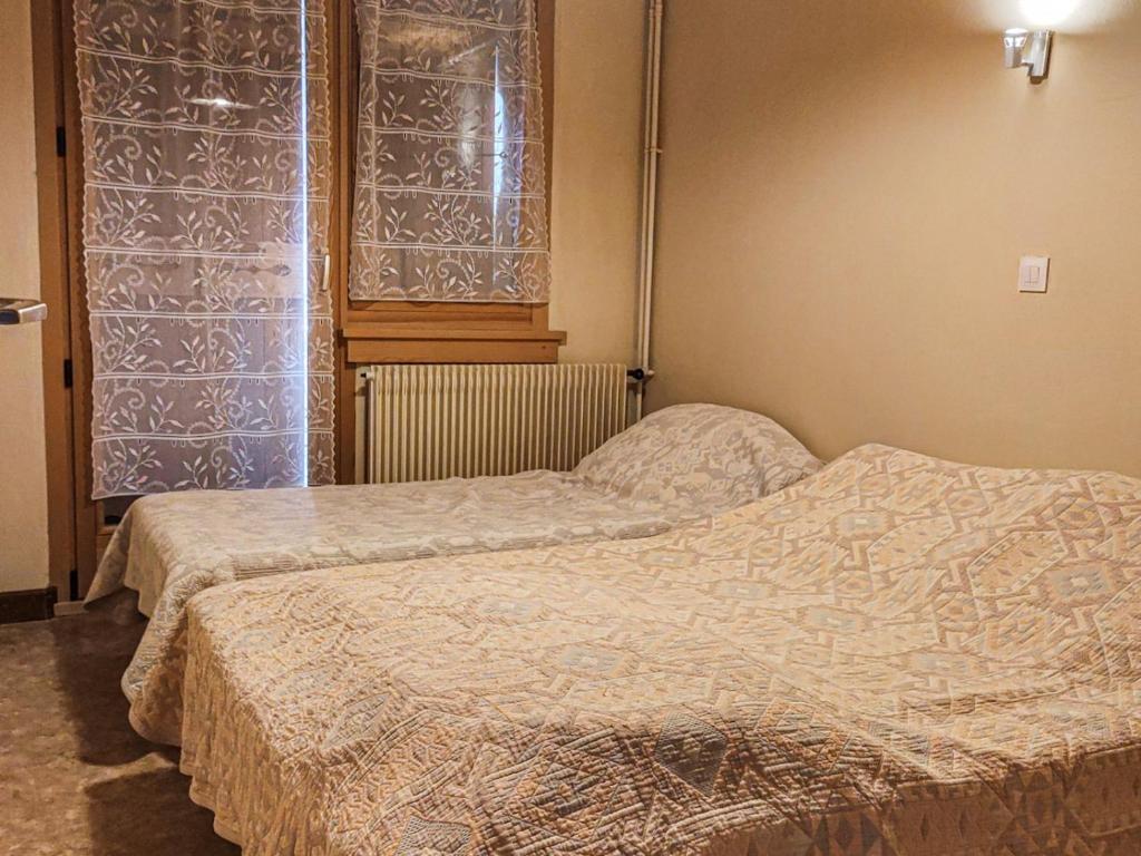 a bedroom with two beds and a window at Appartement Les Gets, 3 pièces, 5 personnes - FR-1-671-25 in Les Gets