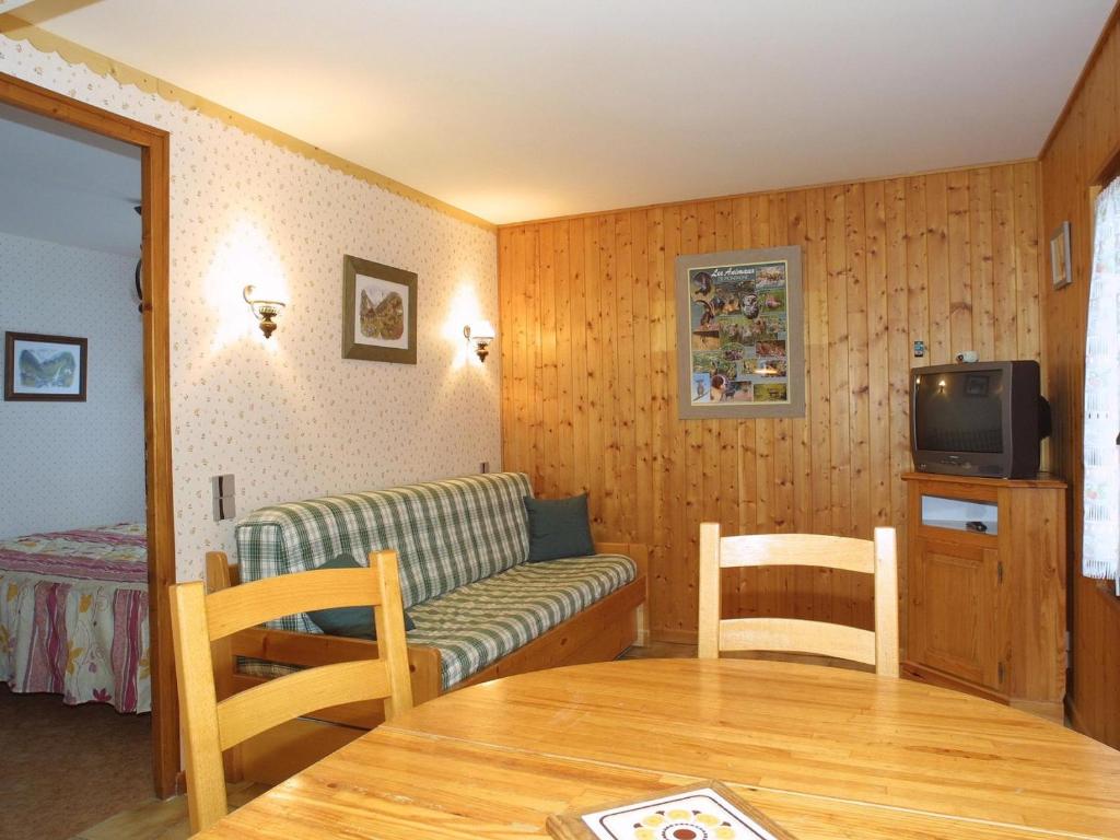 un salon avec un canapé et une télévision dans l'établissement Charmant Appt aux Gets: Terrasse, 4 pers, Proche Pistes et Centre, Animaux Bienvenus - FR-1-671-29, aux Gets
