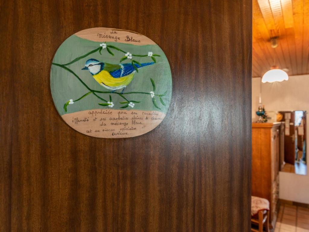 un panneau sur un mur en bois avec un oiseau sur celui-ci dans l'établissement Appartement cosy aux Gets - 4 pers, balcon, proche pistes et toutes commodités - FR-1-671-27, aux Gets