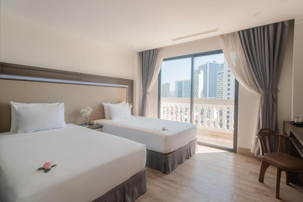 Giường trong phòng chung tại Seven Seas Hotel Nha Trang