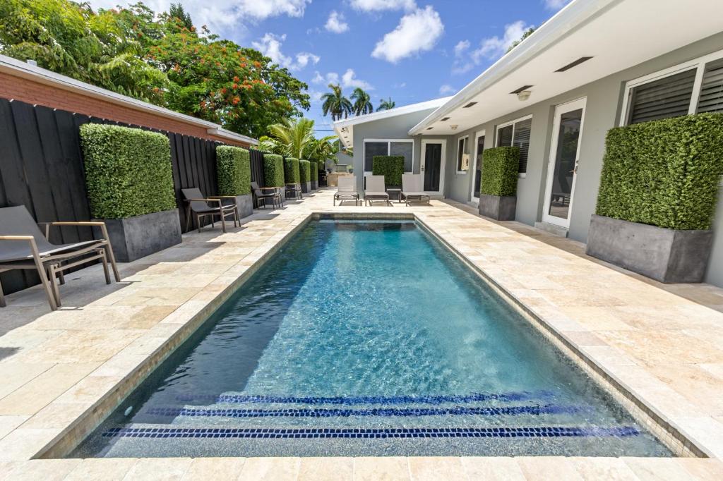 - une piscine en face d'une maison dans l'établissement Wiltonplex D, à Fort Lauderdale