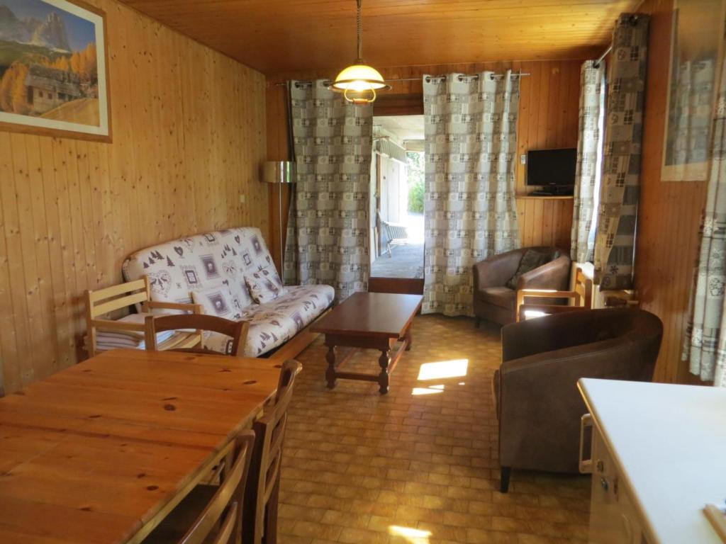 ein Wohnzimmer mit einem Sofa und einem Tisch in der Unterkunft Appartement Les Gets, 3 pièces, 6 personnes - FR-1-671-88 in Les Gets