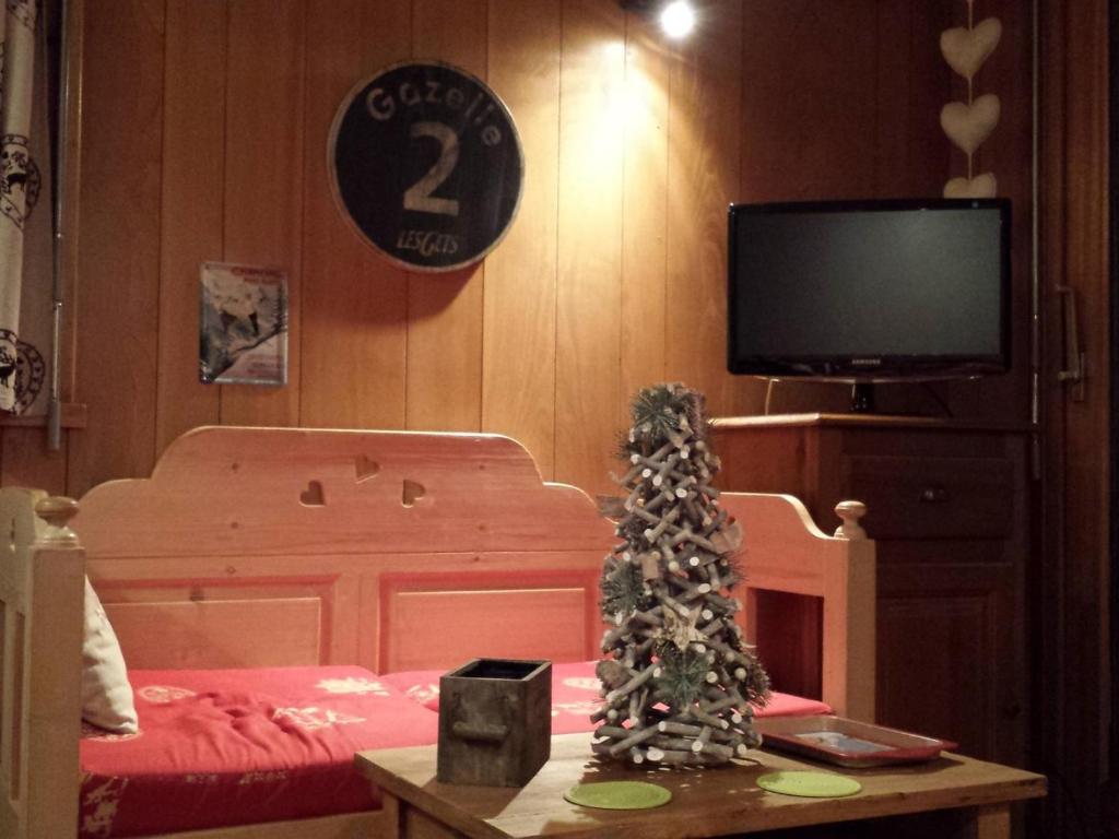 Una habitación con una mesa con un árbol de Navidad. en Appartement Les Gets, 3 pièces, 6 personnes - FR-1-671-133, en Les Gets