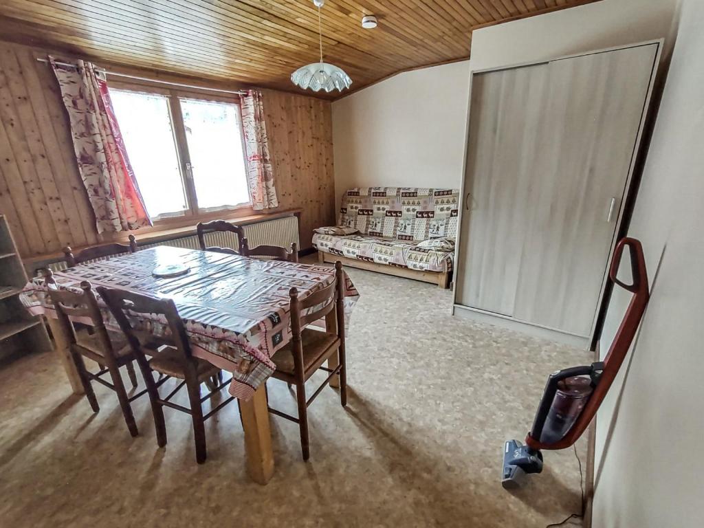 une salle à manger avec une table et des chaises dans l'établissement Charmant appartement aux Gets - 5 pers, animaux admis, situé proche des pistes et des commodités - FR-1-671-94, aux Gets
