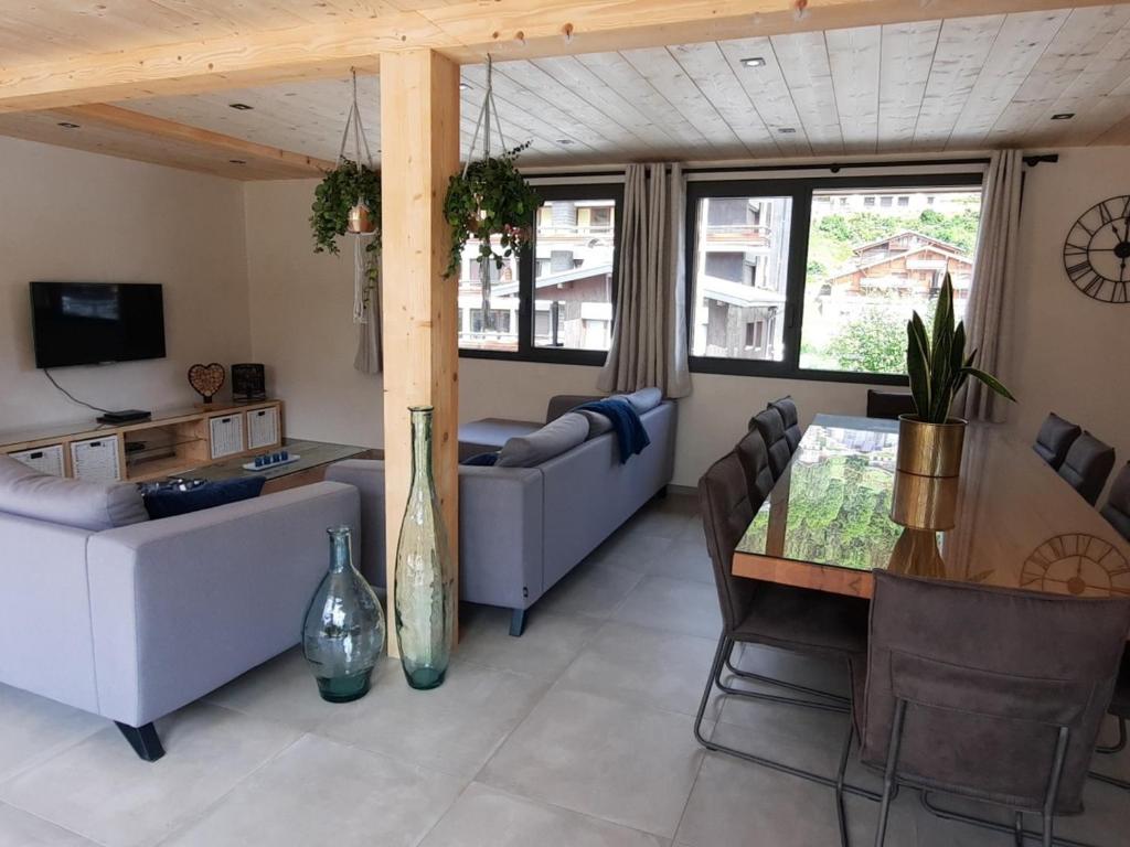 Photo de la galerie de l'établissement Chalet Luxueux aux Gets avec Jacuzzi, Proche des Pistes et du Centre, Idéal Familles et Groupes - FR-1-671-122, aux Gets