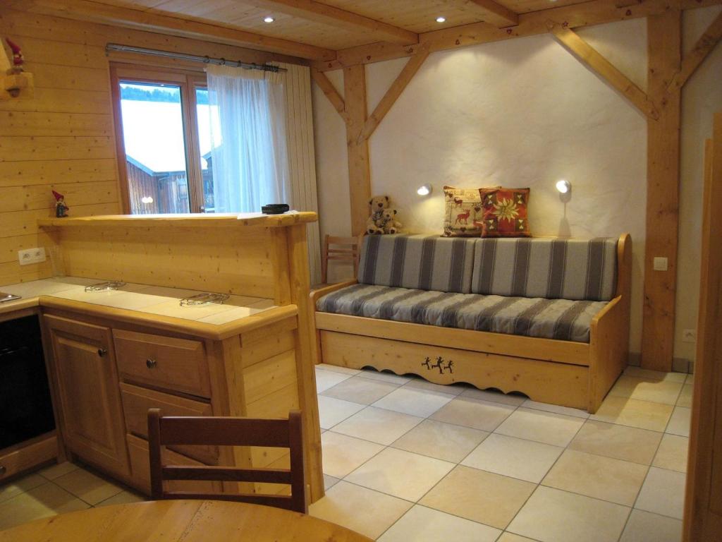 - une cuisine avec un banc dans le coin d'une pièce dans l'établissement Charmant studio au cœur des Gets, proche des télécabines, balcon ensoleillé, parking inclus - FR-1-671-85, aux Gets