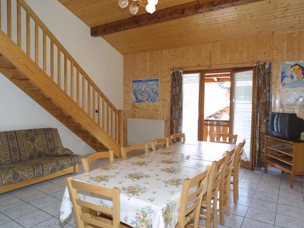 une salle à manger avec une table et un canapé dans l'établissement Appartement spacieux 8 pers, 2 SDB, animaux admis, parking - FR-1-671-86, aux Gets